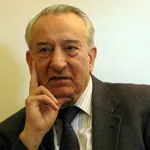 عکس نمایهٔ اکبر اعتماد