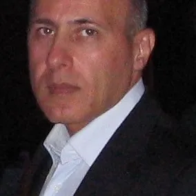 عکس نمایهٔ علی صادقیان