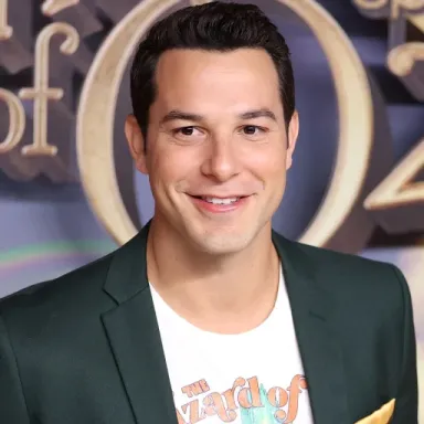 Skylar Astin profile photo