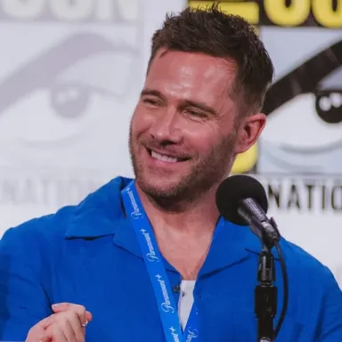 Luke Macfarlane profile photo