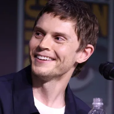 Evan Peters profile photo