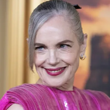 Elizabeth McGovern profile photo