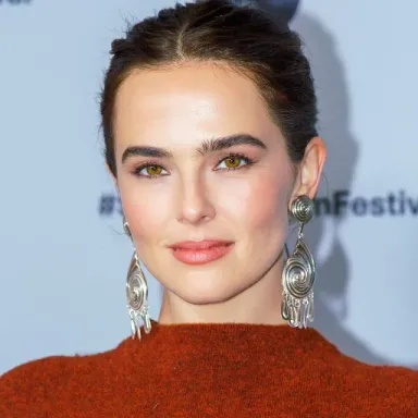 Zoey Deutch profile photo
