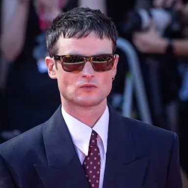 Tom Sturridge profile photo