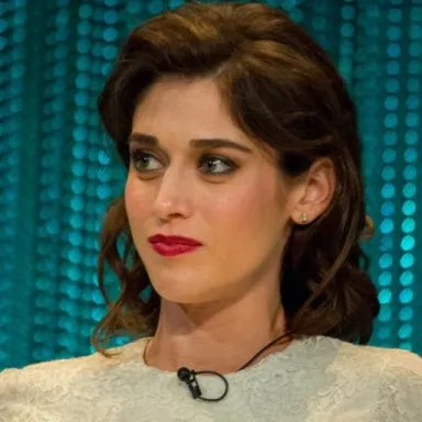 Lizzy Caplan profile photo