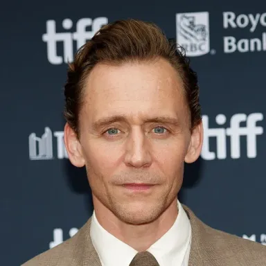 Tom Hiddleston profile photo