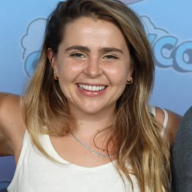 Mae Whitman profile photo