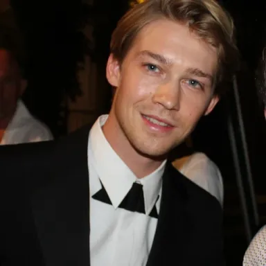 Joe Alwyn profile photo