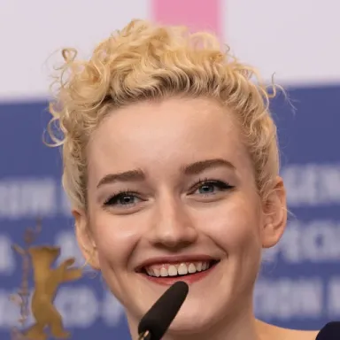 Julia Garner profile photo