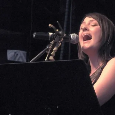 Holly McNarland profile photo