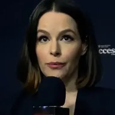 Emily Hampshire profile photo