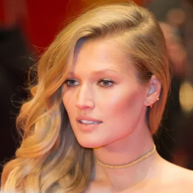 Toni Garrn profile photo