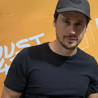Peter Gadiot profile photo