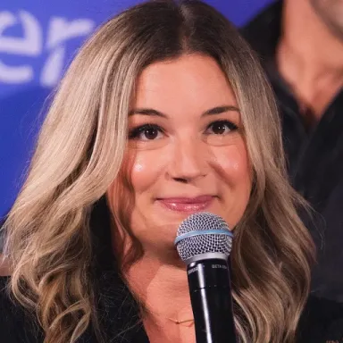 Emily VanCamp profile photo
