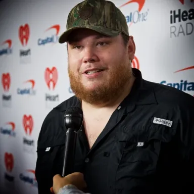 Luke Combs profile photo