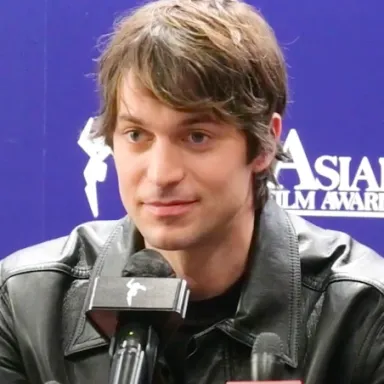 Lucas Bravo profile photo