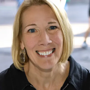 Elizabeth Williamson (journalist) profile photo